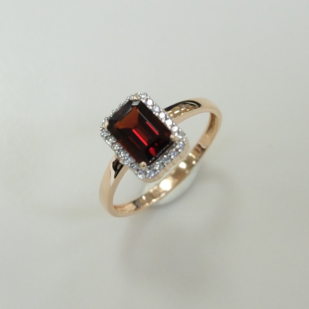 Серебряное кольцо с гранатом